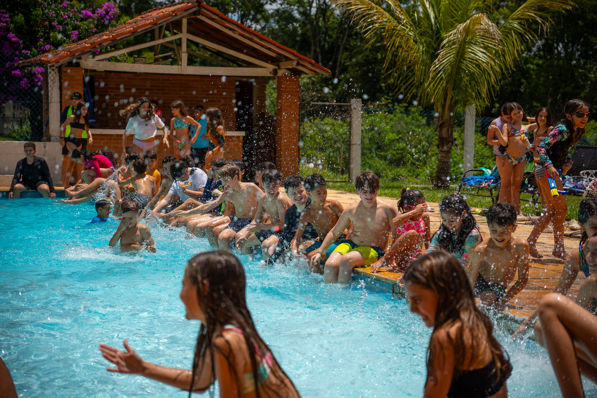 Crianças se divertindo na piscina do Acampamento VIPS